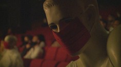 Majú plné hľadisko, a predsa neporušujú nariadenia. Voľné miesta zamlnili v hľadisku figuríny