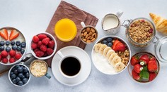 Tinnitus trápi milióny ľudí. Výskum naznačuje, že aj to, čo máme na tanieri, môže zmierniť jeho prejavy