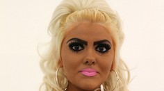 Chcela byť ako Barbie, vyzerala otrasne. Toto z nej urobil tím vizážistov