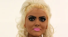 Chcela byť ako Barbie, vyzerala otrasne. Toto z nej urobil tím vizážistov