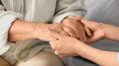 Každý tretí senior zažíva osamelosť. Odborníčka upozorňuje, čo môže spôsobiť jeho zdraviu