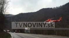 Vrtuľník pristál na dopravnej tepne pod Strečnom. Zomierala tam vodička