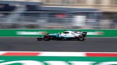 Hamilton prekonal Sennu a doťahuje sa na Schumachera