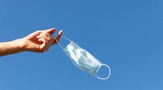 Zbohom, rúška. Od pondelka ich už nemusíte nosiť ani u lekára, ani v lekárni