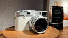 Odhadovanú hodnotu prekročil až stonásobne. Fotoaparát pápeža Františka vydražili za astronomickú cenu