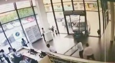 Pri parkovaní si pomýlila pedále, zdemolovala celý obchod s autami