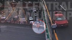 VIDEO: Auto v plnej rýchlosti narazilo na diaľnici do muža, ten spadol pod kolesá áut