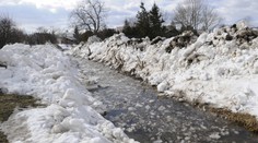 Z topiaceho snehu hrozia vo viacerých okresoch povodne