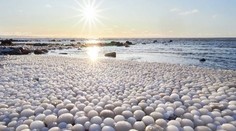 Nevídaný fenomén vo Fínsku: Pláž pokryli "ľadové vajcia". Odborník vysvetlil, ako vznikajú