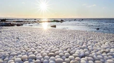 Nevídaný fenomén vo Fínsku: Pláž pokryli "ľadové vajcia". Odborník vysvetlil, ako vznikajú