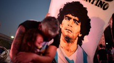 Argentína sa lúči s národným hrdinom. Maradonove telo vystavili v sídle argentínskej vlády