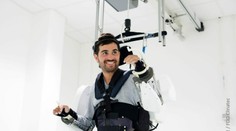 Ochrnutý muž opäť chodil. Pomohol mu k tomu tento technologický zázrak ovládaný mysľou