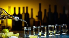 Po 14 panákoch spadla zo schodov. Súd jej priznal obrovské odškodné: Nemali jej nalievať