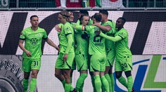 Šialený deň v Bundeslige videl dva debakle o šesť gólov. Prestupovými špekuláciami zahalený Duda nehral