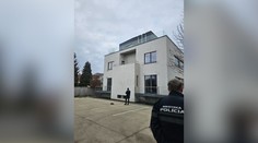 Z balkóna v Zlatých Moravciach vypadol 13-ročný chlapec. Matka sa ho údajne pokúšala zachytiť