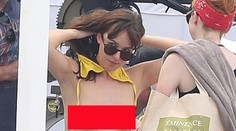 Kľúčová scéna pokračovania 50 Shades of Grey. Dakota Johnson hore bez