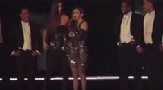 Madonna na pódiu pred tisíckami ľudí vyzliekla len 17-ročnú fanúšičku!