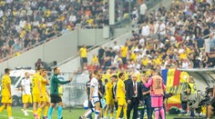 VIDEO: Škandál v dueli Rumunska s Kosovom. Ultras ukázali nacionalistický transparent, hráči sa skryli