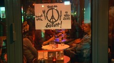 Parížania varovania ignorujú. Vo veľkom sa stretávajú v meste