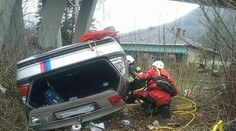 FOTO: Auto s dvomi deťmi spadlo pri Ružomberku z mosta a zostalo na streche