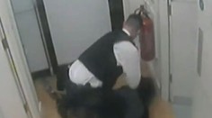 Policajt sa neovládol. Zlodejku mlátil do tváre