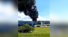 Vo výrobnej hale v Sučanoch vypukol rozsiahly požiar. Hasiči si zavolali posily