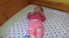 Pohľad, ktorý trhá srdce. Takto vyzerajú deti slovenských narkomaniek