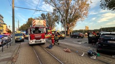 Vážna nehoda v Bratislave. Pri zrážke auta s električkou sa zranilo päť ľudí