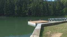 Na jednom z najznámejších štiavnických tajchov budujú plaváreň s mólom