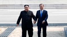 Stačil jeden krok, aby Kim zmenil históriu. Pozrite sa, ako vyzeralo stretnutie lídrov KĽDR a Južnej Kórey