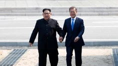 Stačil jeden krok, aby Kim zmenil históriu. Pozrite sa, ako vyzeralo stretnutie lídrov KĽDR a Južnej Kórey