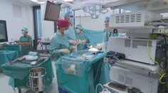 Na Slovensku sa prvýkrát odohral súboj technológií na operačnom stole. Pozrite sa, ako zákroky dopadli