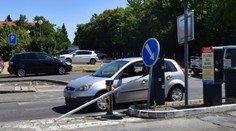 Rozruch pred nitrianskou nemocnicou. Na mol opitý vodič tam zdemoloval závory