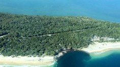 Austrália: V kempingu na pláži sa otvoril kráter, ktorý pohltil autá