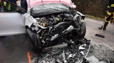 Vážna nehoda pri Brezne. Auto sa zrazilo s jeleňom a čelne vrazilo do ďalšieho vozidla, hlásia ťažko zranených