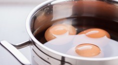 Uvarené vajíčka dávame hneď do studenej vody: Je to chyba