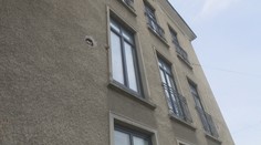 Ples vo Fiľakove sa skončil tragicky. Mladík sa oprel o okenné zábradlie, ktoré povolilo