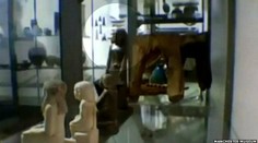 Záhada vyriešená: V múzeu sa hýbala egyptská socha