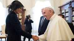 Pápež má aj zmysel pre humor. Takto si zavtipkoval s Trumpovou ženou