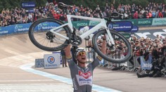 Veľkolepý finiš na Paríž-Roubaix: Van der Poel využil chybu Pogačara, tretí raz dobyl peklo severu a vošiel do histórie