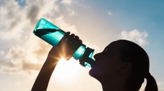 Odborníčka radí, ako si vytvoriť návyk a nezabúdať na pitný režim počas letných horúčav