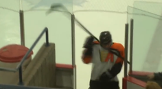 Video: Hokejový babrák! Knokautoval sa vlastnou hokejkou