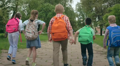 Rodičia potrebujú v lete pracovať, deti nemajú kde nechať. Pomohli by im školské kluby