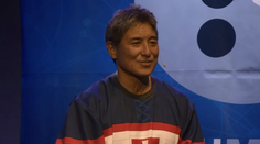 Hlavný rečník vystúpil na miliónovej konferencii. Ako vníma prehnané sumy?