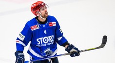 Štadión v momente stíchol. Hokejista skolaboval priamo na ľade, zápas predčasne ukončili