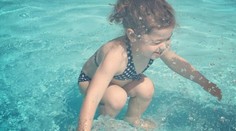 Záhadná fotografia. Je dievčatko nad či pod vodou?