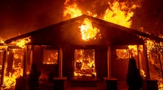 Počet obetí požiaru na severe Kalifornie stále stúpa, nezvestných je 631 ľudí