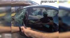 VIDEO: Okno museli rozbiť obuškami. Policajti v Martine vyslobodili dieťa zamknuté v aute