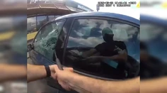 VIDEO: Okno museli rozbiť obuškami. Policajti v Martine vyslobodili dieťa zamknuté v aute
