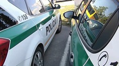 Matka s dcérou predávali drogy. Razií malo byť viac, vravia ľudia na trnavskom sídlisku